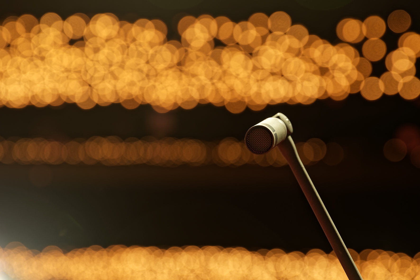 The microphone capsules and all the accessories of the MKH 8000 series are coated with NEXTEL to prevent annoying light reflections on the inconspicuous microphones