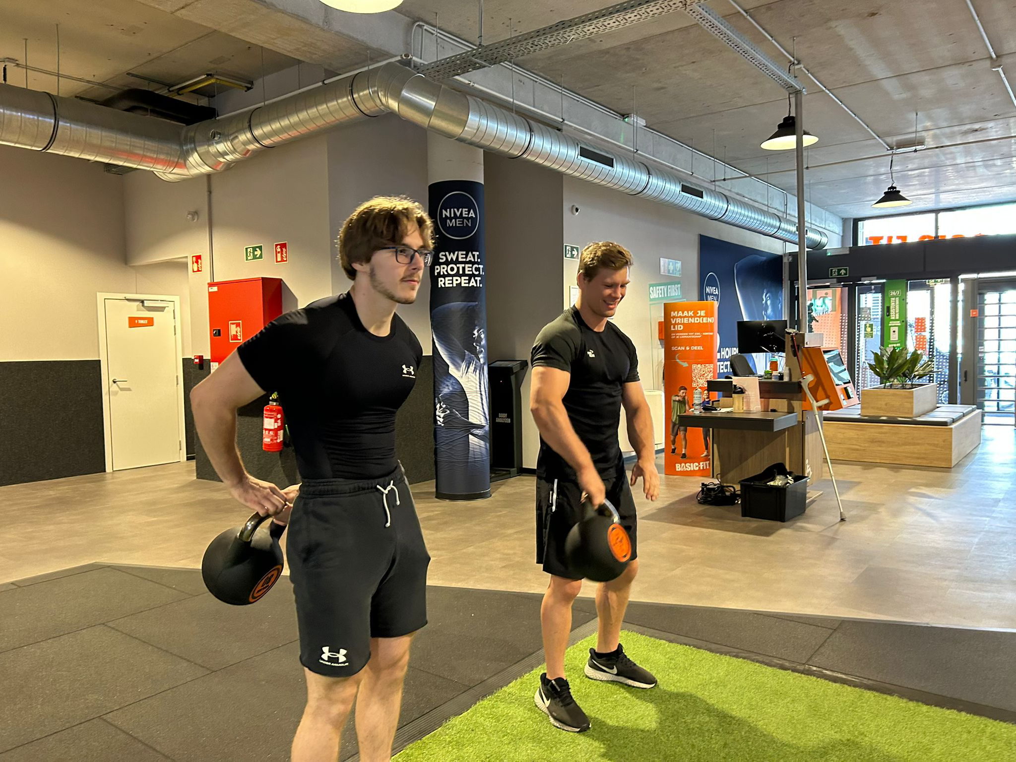 Matthias Casse aan het werk in Basic-Fit samen met aanwezige sporters Matthias Casse aan het werk in Basic-Fit samen met aanwezige sporters