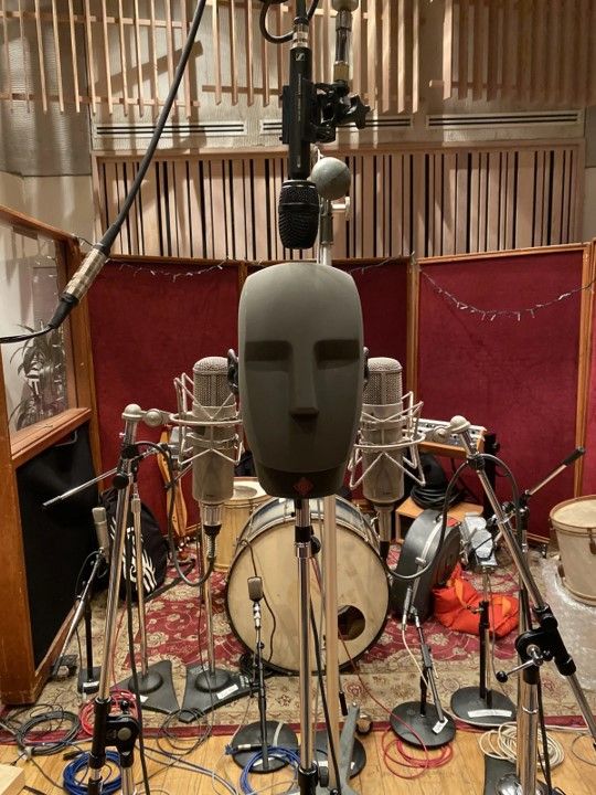 Durante la sesión de grabación en Henson Studio D, Michael Marquart colocó una cabeza binaural KU 100 de Neumann, flanqueada por dos micrófonos vintage U 47 de Neumann. El AMBEO VR Mic se colocó arriba. Foto cortesía de Michael Marquart