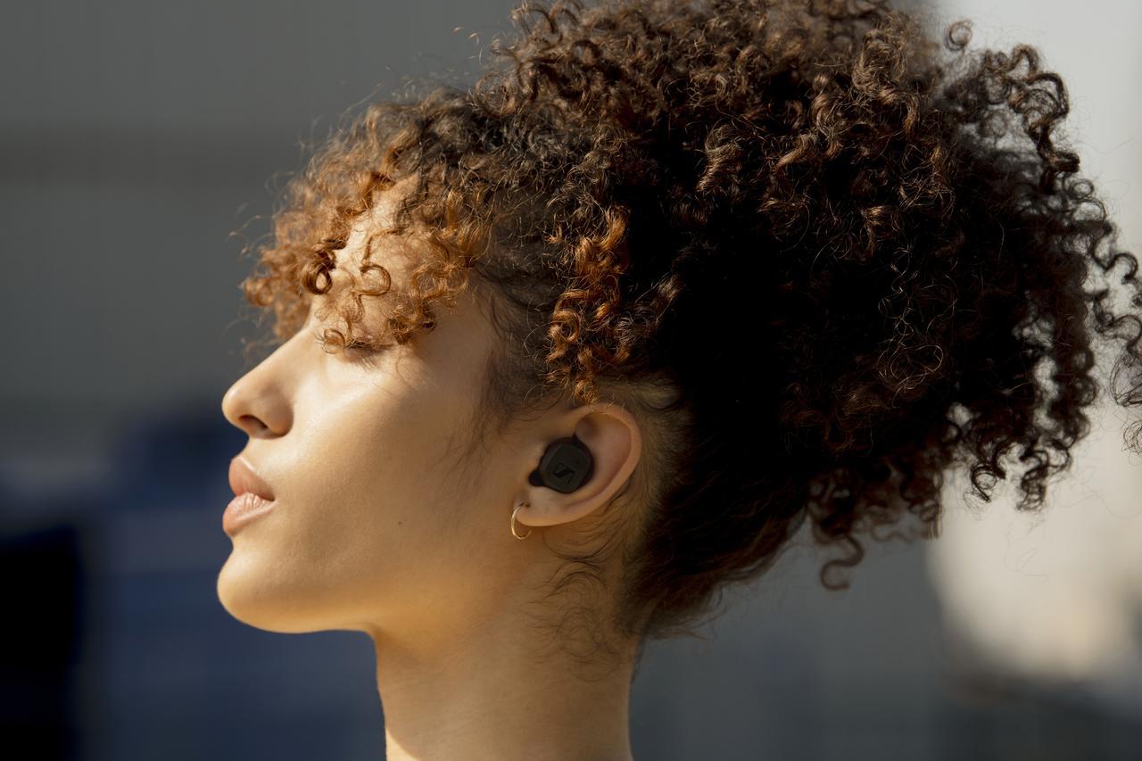 Les nouveaux écouteurs CX True Wireless de Sennheiser offrent une expérience audio exceptionnelle, une grande facilité d'utilisation et une autonomie de 9h, pour un prix abordable
