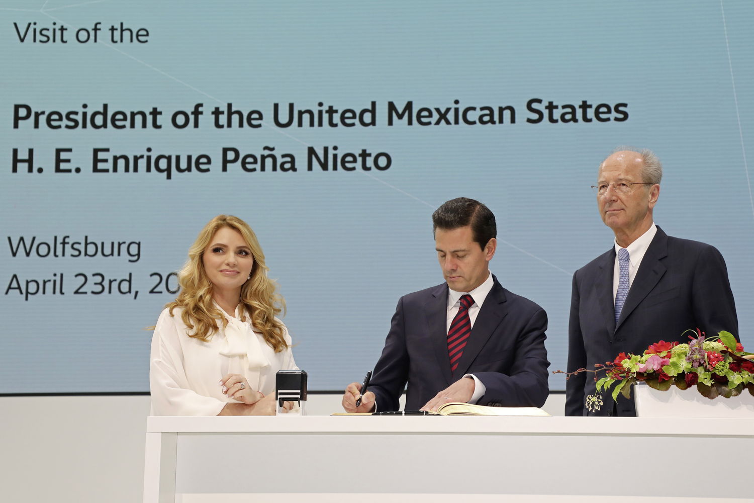 El Presidente de México, Enrique Peña Nieto (centro), y la Sra. Angélica Rivera de Peña, esposa del Presidente de México (izquierda), con el Sr. Hans Dieter Pötsch, presidente del Consejo de Supervisión de Volkswagen AG (derecha) realizando la  firma de libro de visitantes de distinguidos de Volkswagen.