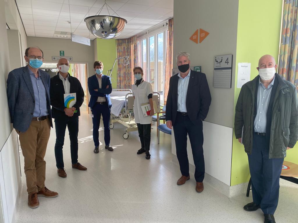 Gouverneur Jan Spooren bezoekt ziekenhuis Halle