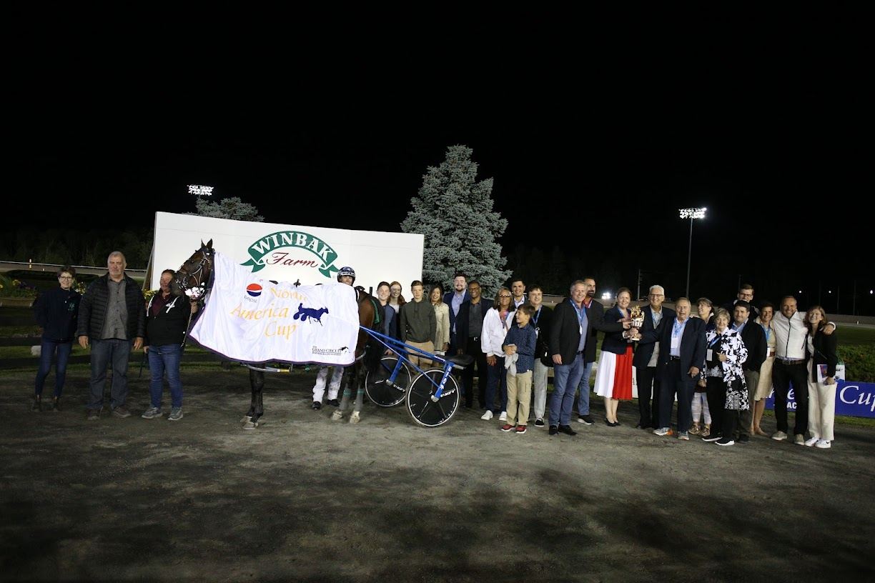 Pebble Beach and connections pose for the winner's circle photo. (New Image Media)