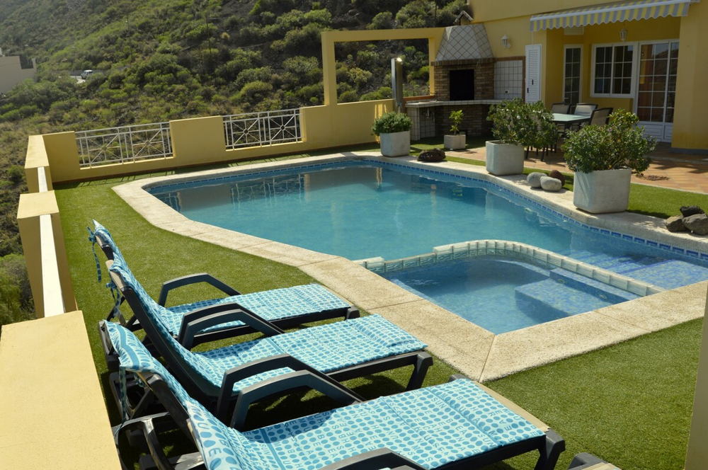 Airbnb - Apartment with private pool - Photo courtesy of Airbnb