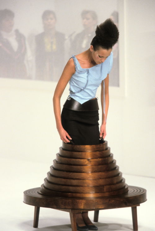 Chalayan,  Autumn-Winter 2000-2001, Photo Catwalkpictures 