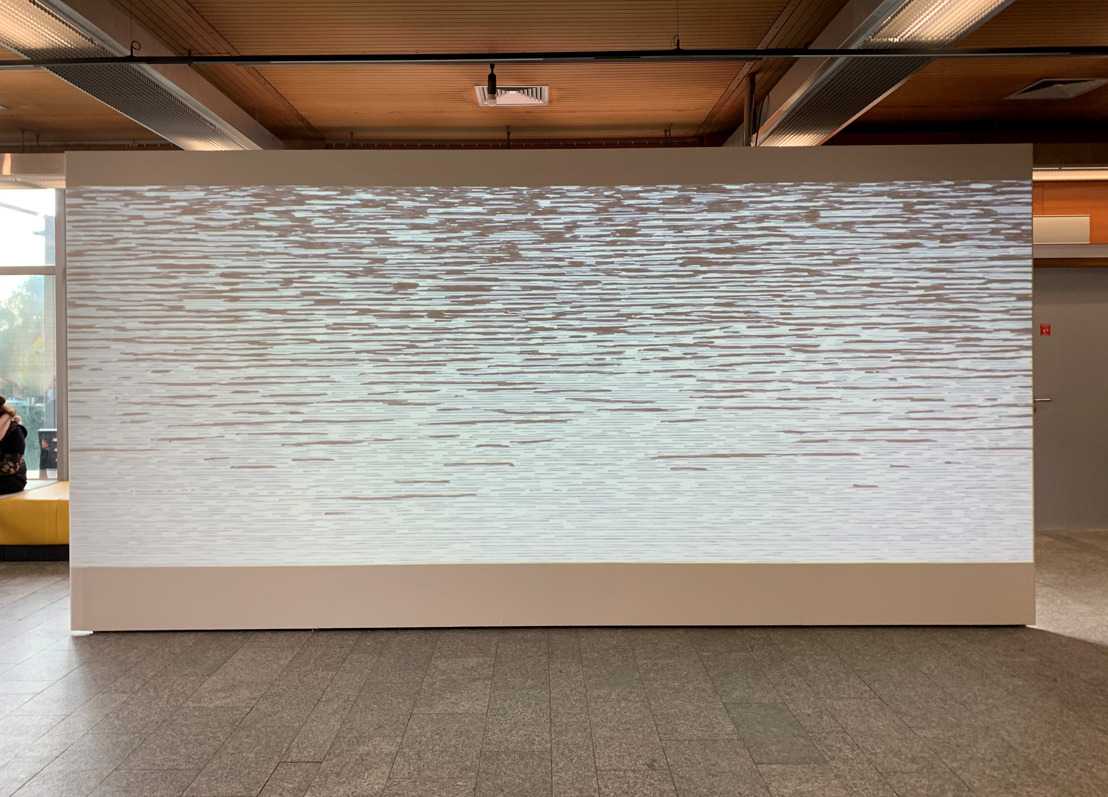 ‘De Vijver/The Pond’, une œuvre filmique de Hannelore Van Dijck dans le hall d’entrée de l’UZ Brussel