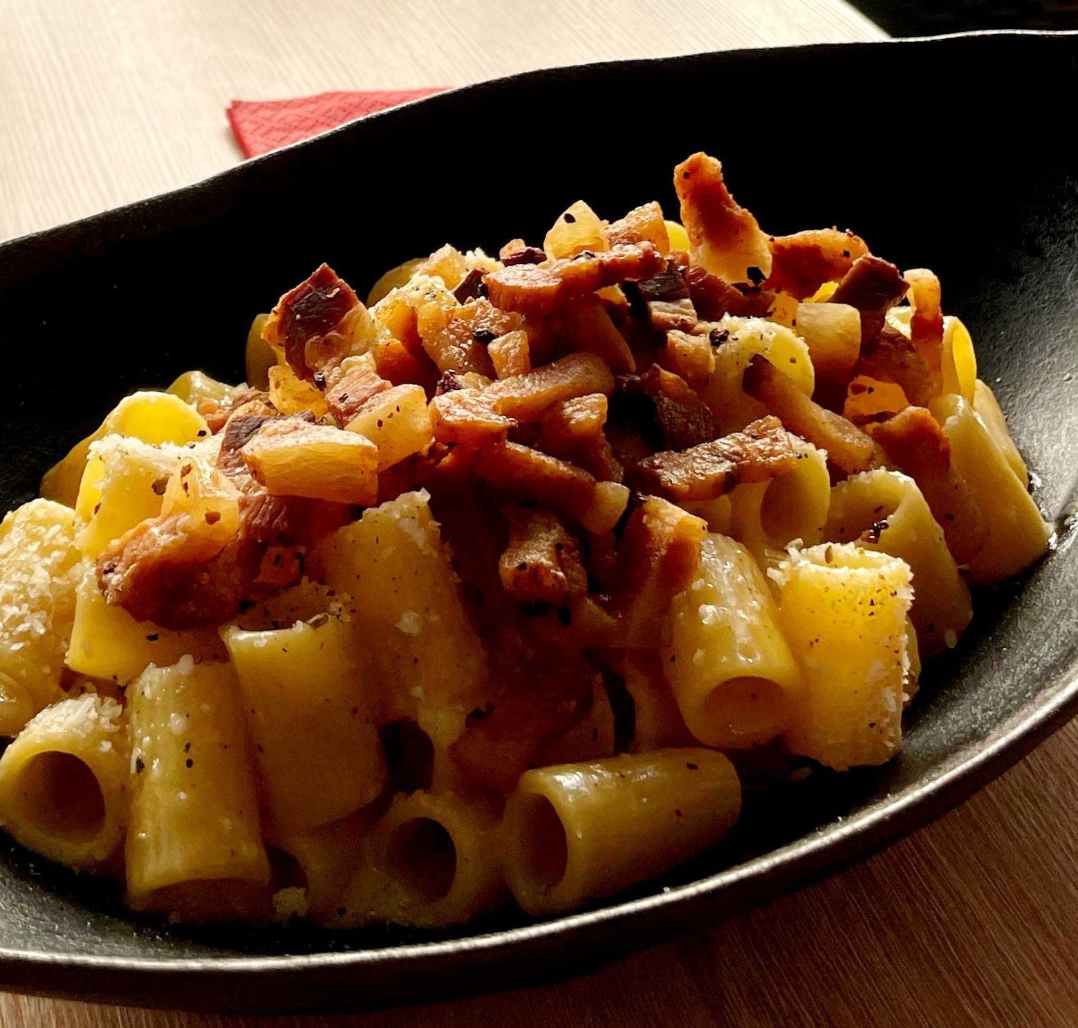 Pasta carbonara alla romana: una delle due ricette offerte da Bistrot Ribelle