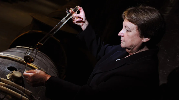 Pierrette Trichet, la primera maestra bodeguera de LOUIS XIII, la casa de coñac más importante del mundo  