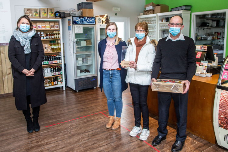 Gedeputeerde Leentje Grillaert en de vertegenwoordigers van IJshoeve De Boey (copyright: Lieven Van Assche)