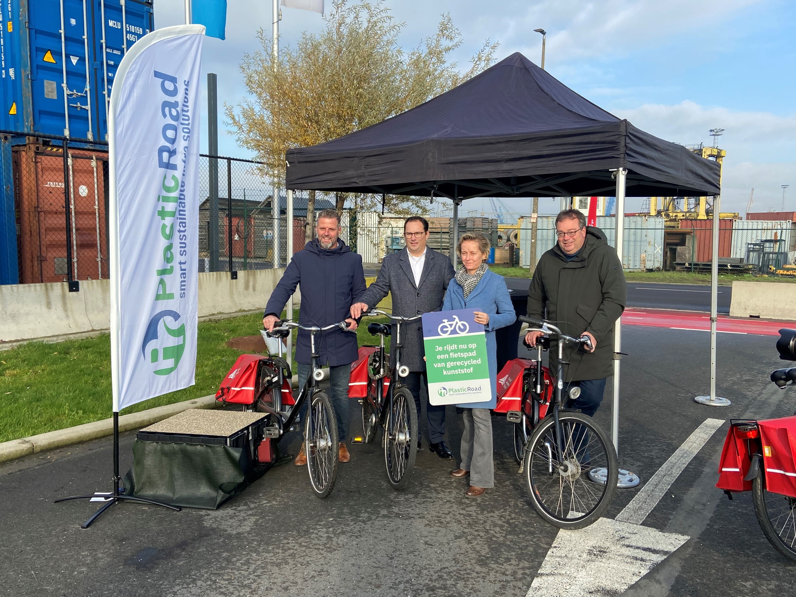 From left to right: Anton Boom, PlasticRoad Manager; Jeroen Oudshoorn, PlasticRoad Managing Director; Annick De Ridder, Vice-Mayor of the City of Antwerp; Rob Smeets, COO Port of Antwerp-Bruges