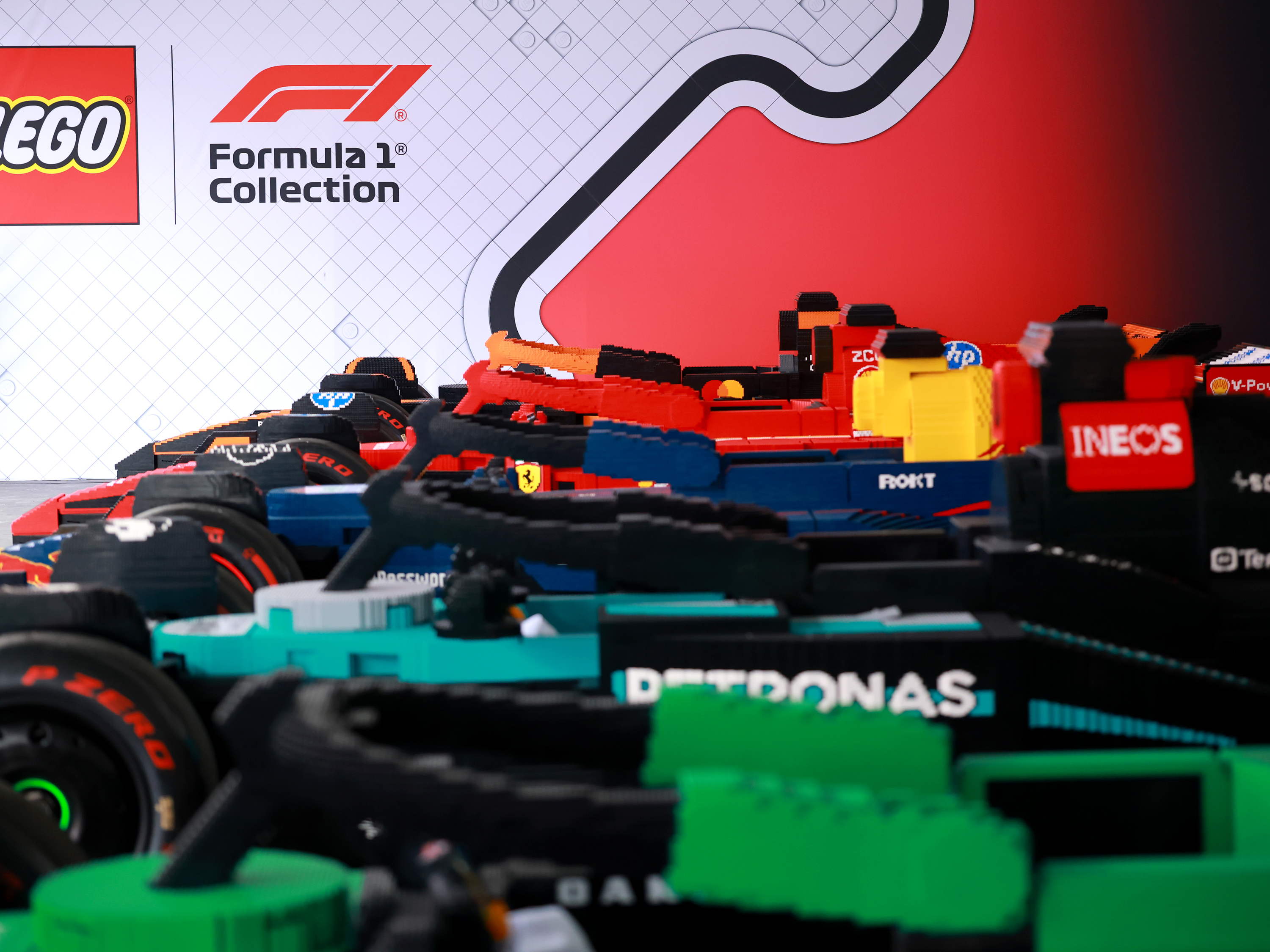 Persbericht: De LEGO Groep en Formule 1® schrijven racegeschiedenis met 10 LEGO® F1-wagens, bestuurd door bekende coureurs, tijdens de Grand Prix van Miami 2025
