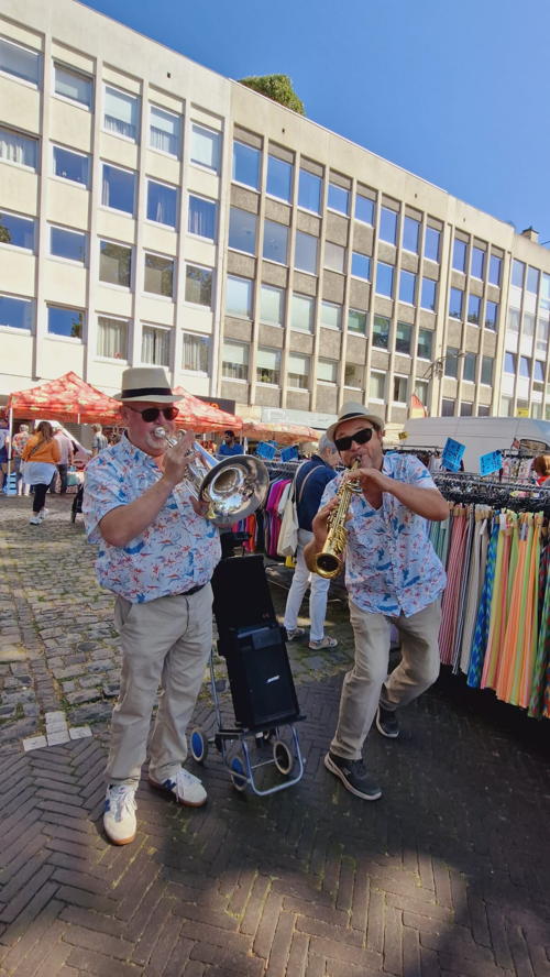 Een muziekband op de Bist tijdens het slotfeest van de Maand van de markt in Wilrijk.
