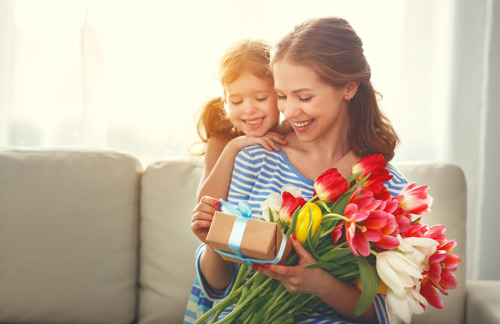 ¿Por qué es tan difícil encontrar el regalo perfecto a mamá, según el marketing? 
