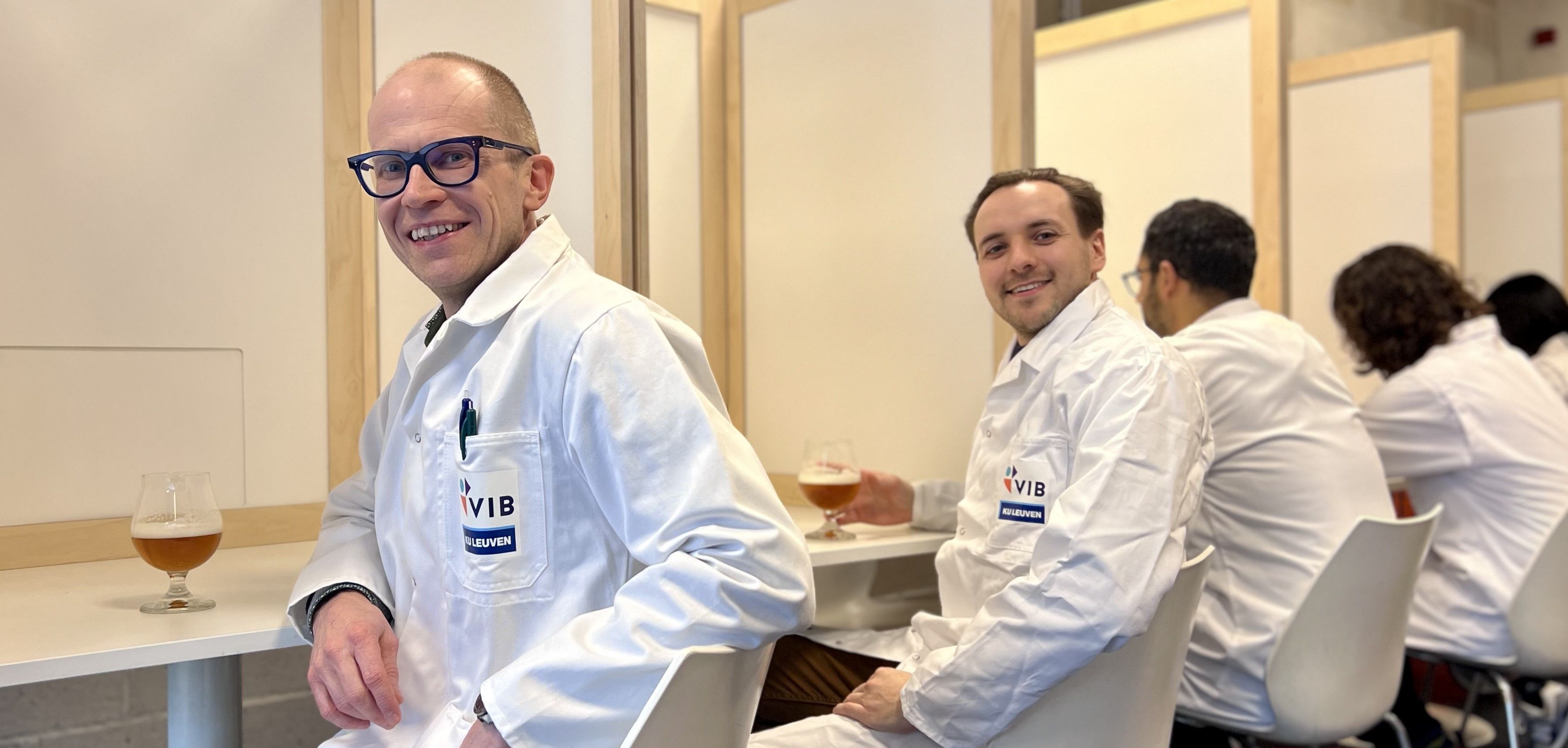 Kevin Verstrepen (Director of VIB- KU Leuven Center for Microbiology) and Michiel Schreurs (lead author of the study) during a taste session.