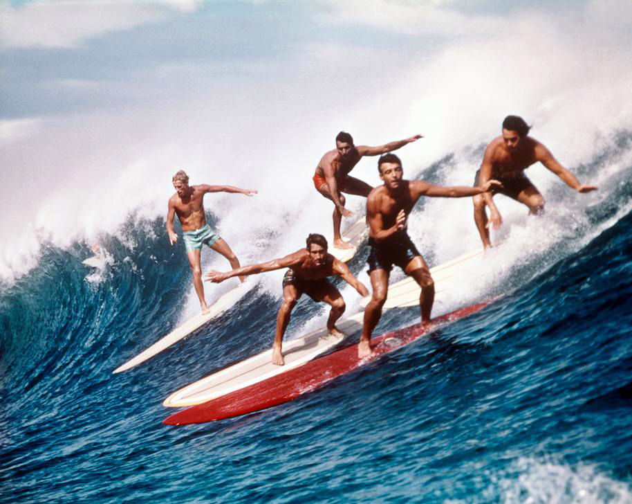 Cinq surfers (c) ClassicStock / akg-images / Photo Media