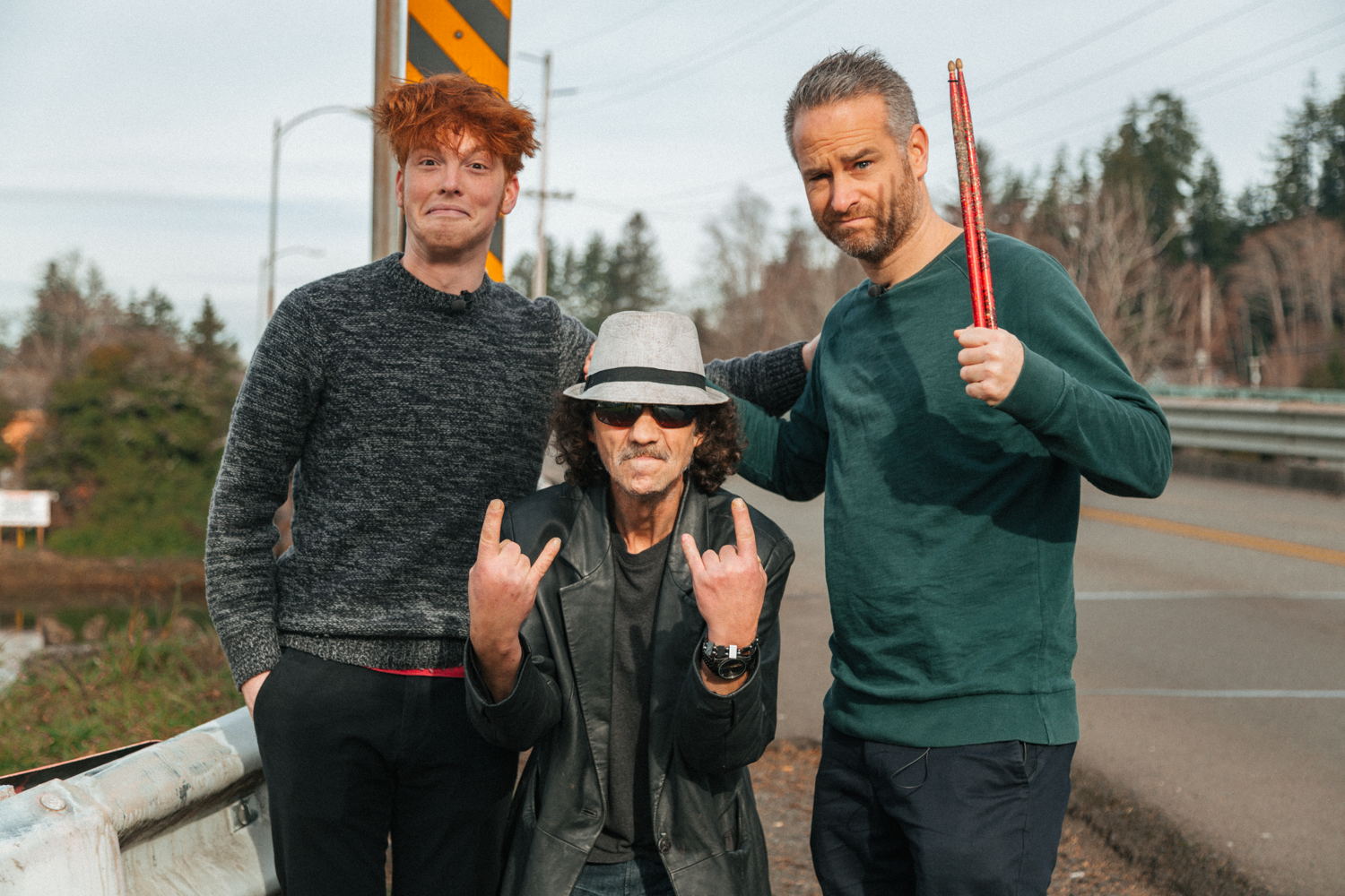 Stijn Van de Voorde en Thibault Christiaensen met Aaron Burckhard, de eerste drummer van Nirvana © Studio Brussel