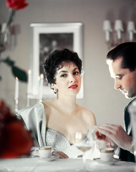 Gina Lollobrigida talking to a man at a dinner table. Photo, c. 1955 AKG218123 © akg-images / Tony Vaccaro Gina Lollobrigida talking to a man at a dinner table. Photo, c. 1955 AKG218123 © akg-images / Tony Vaccaro