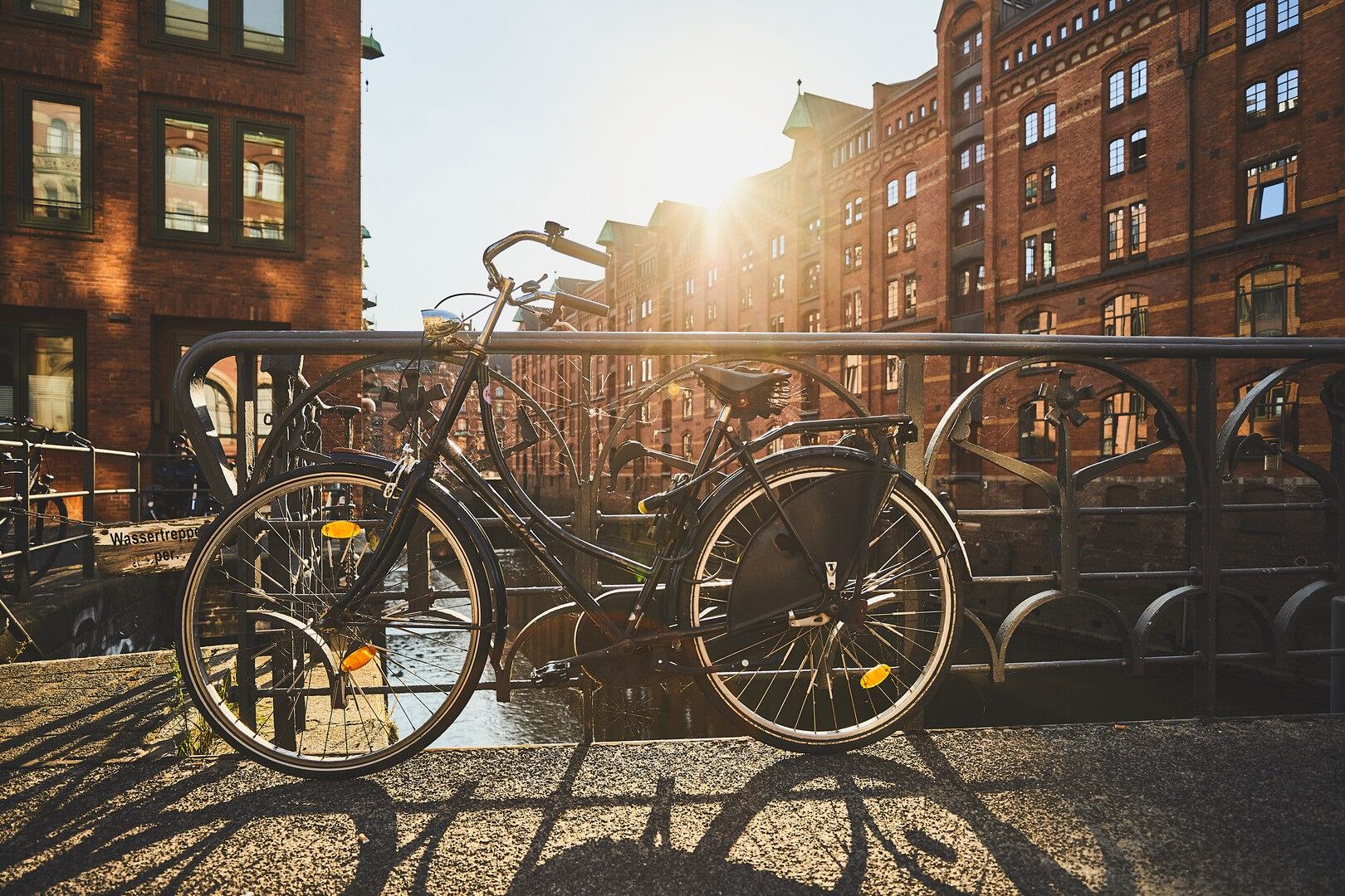 Hamburg Speicherstadt district by bike © Hamburg Tourismus GmbH, Julia Schwendner