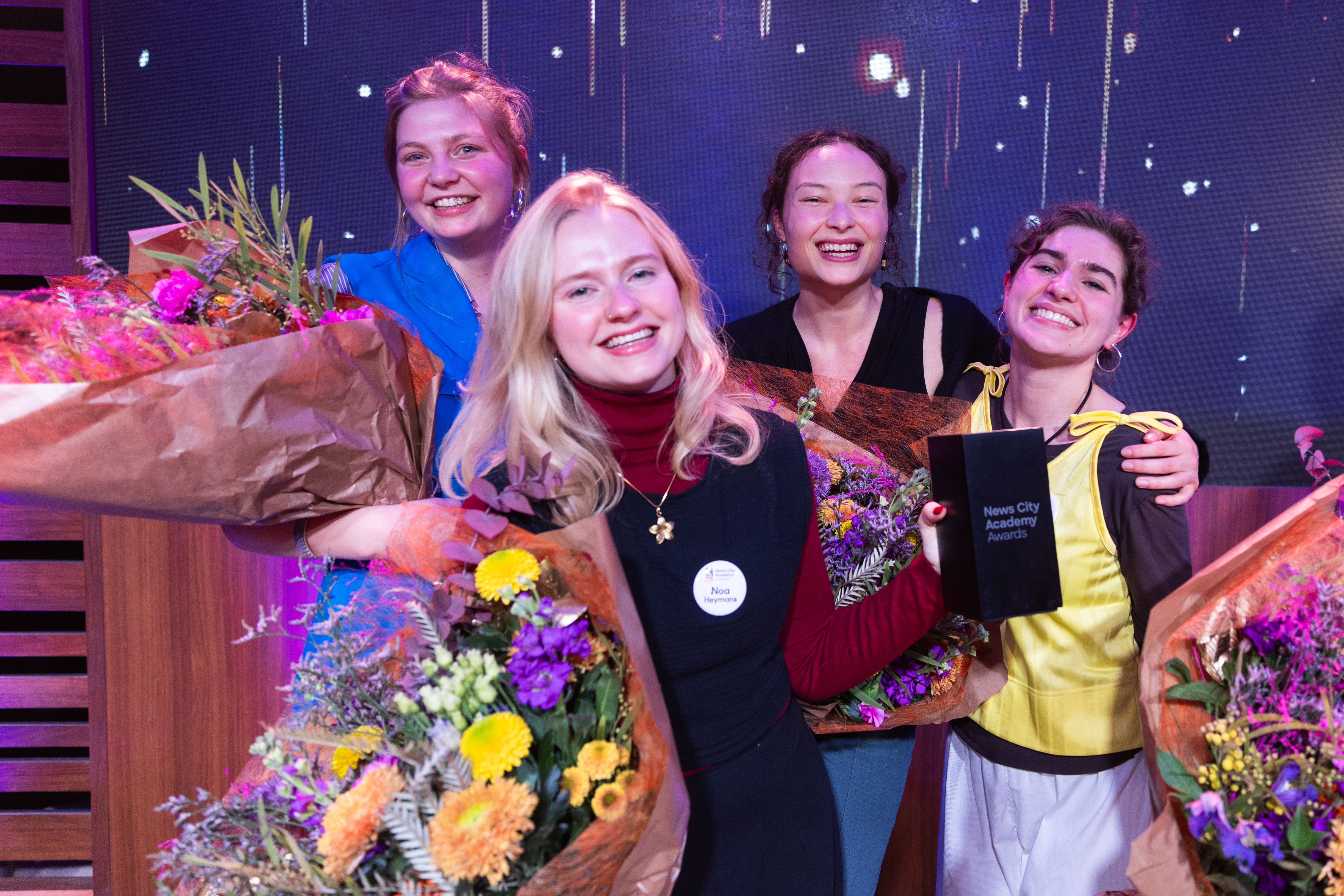 Julie Schmeits, Yeline Lee, Leena Van den Bergh en Noa Heymans krijgen de award voor het ‘meest diepgravende journalistieke werk’