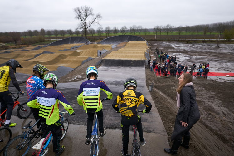 Gedeputeerde Hilde Bruggeman geeft het startschot voor het inrijden van het BMX-parcours