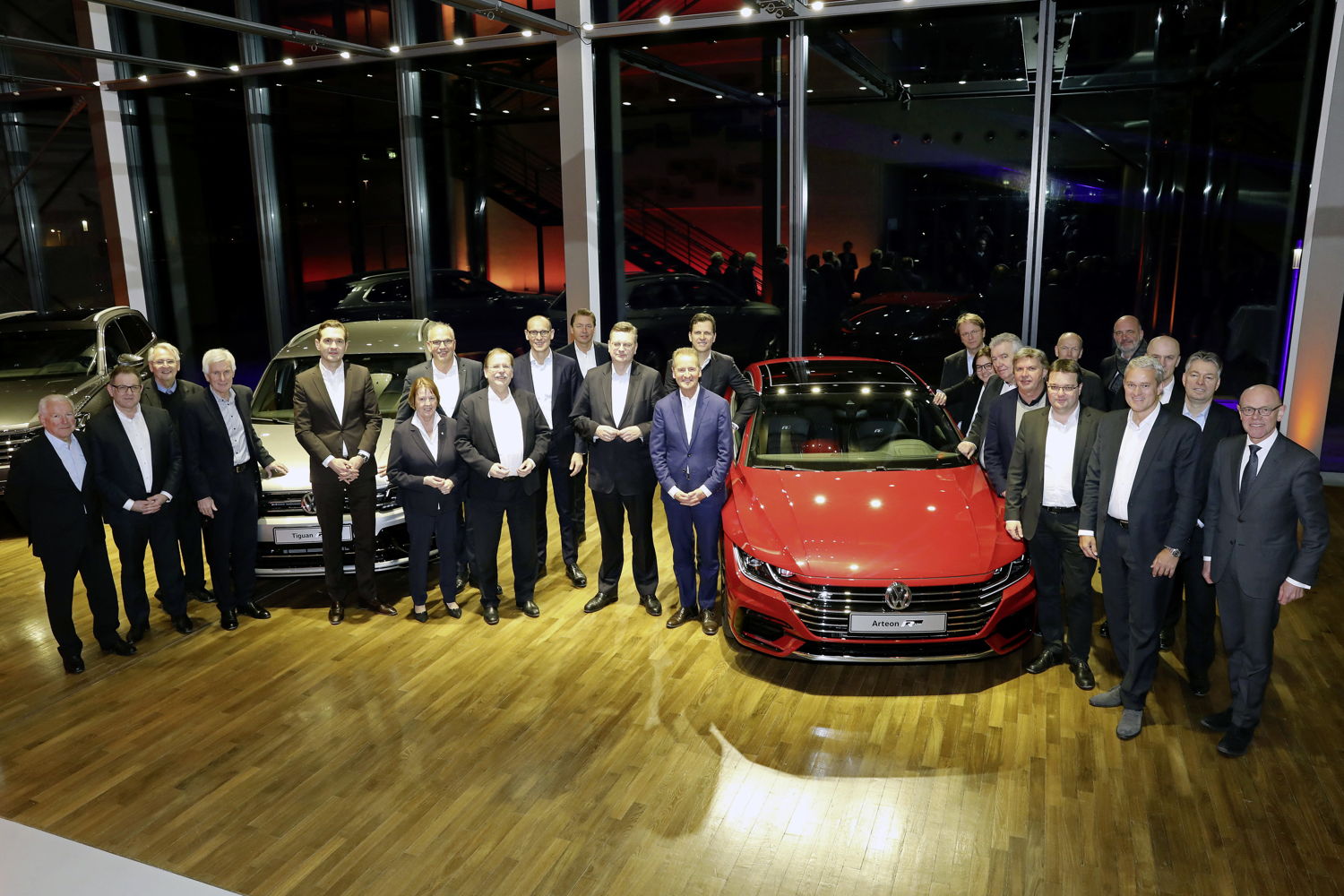 Visita al ZeitHaus at Autostadt: Los altos funcionarios de la DFB visitan Volkswagen.