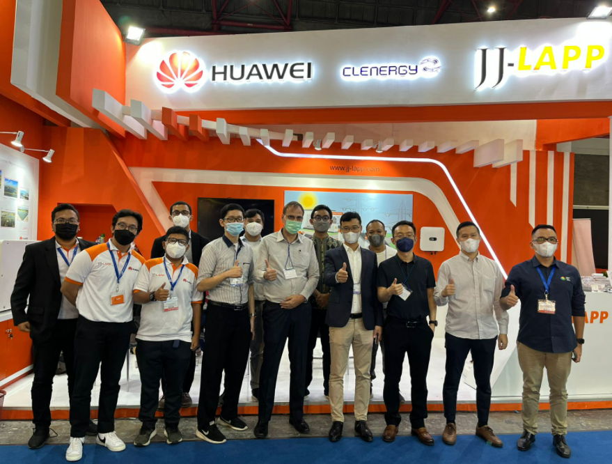 JJ-LAPP representatives with Huawei partner representatives at joint booth.