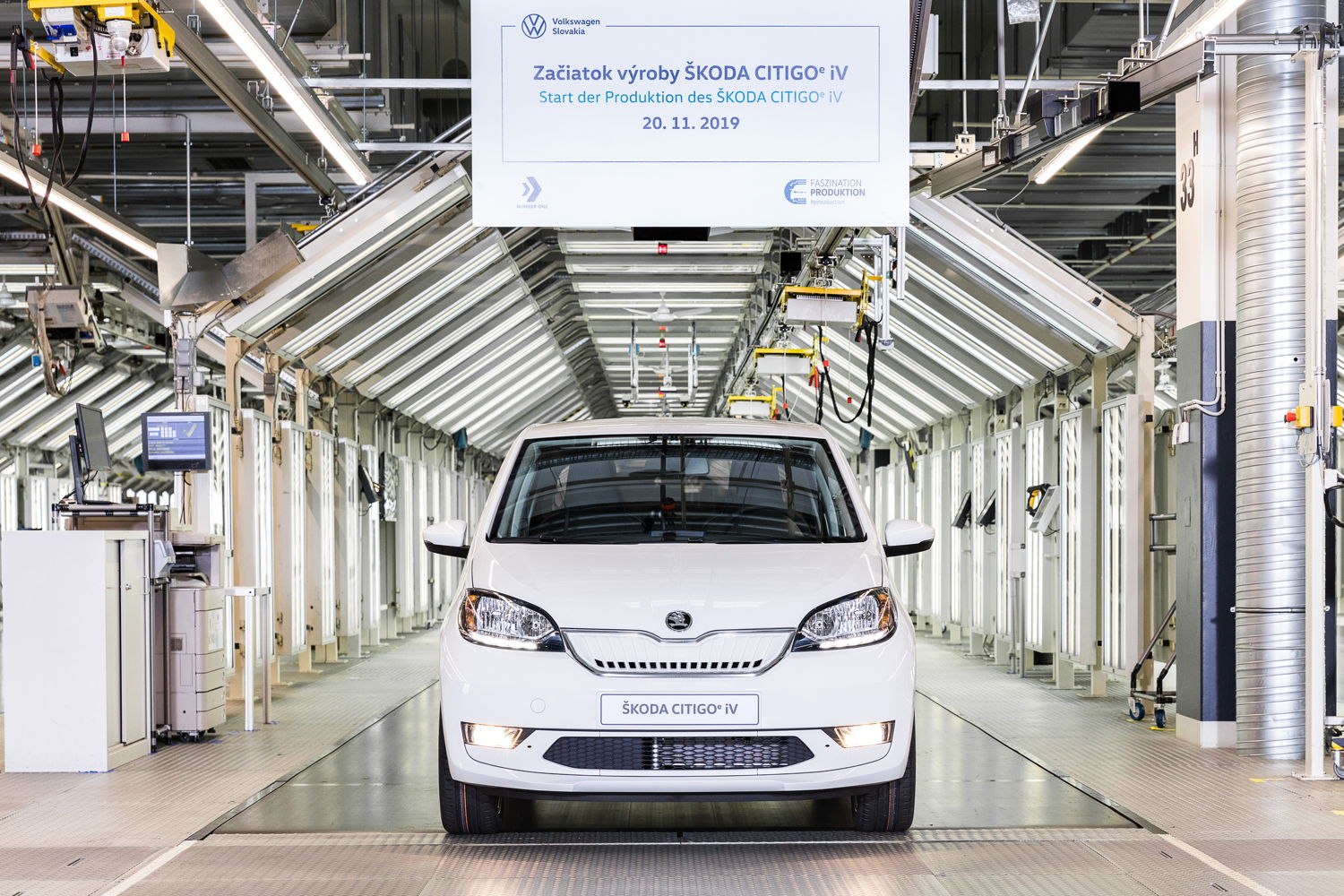 The Czech manufacturer has taken the next step on the path
to electrifying its model range: on 20 November, the first
CITIGOe iV, the brand’s first all-electric model, rolled off the
production line at the plant in Bratislava, Slovakia.