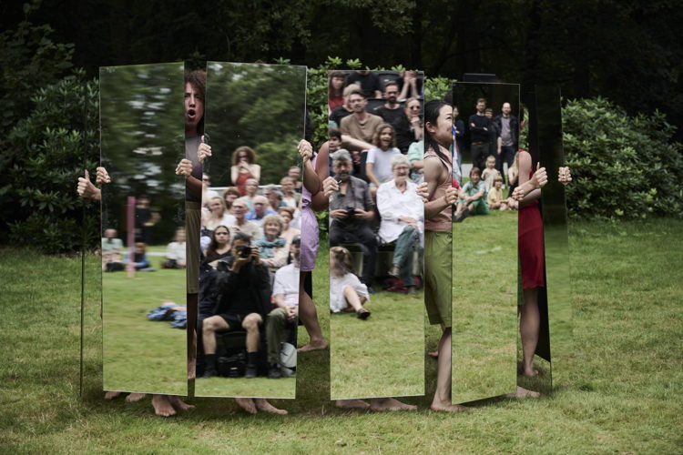 MIDDELHEIMMUSEUM: Joan Jonas, Mirror Piece I & II (1969,2018-2019, 2024) © The Artist & Amanda Wilkinson Gallery – Photo: studio pramudiya, npi - Middelheim Museum, COME CLOSER (07.06 – 29.09.2024)  