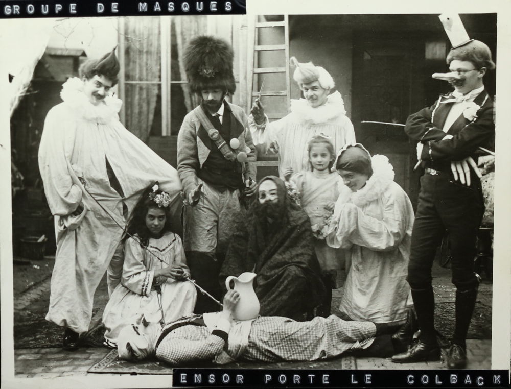 Photographie de groupe de James Ensor avec des membres des familles Rousseau et Nahrath lors d’un déguisement, vers 1891. Photographie. Ostende, Mu.ZEE, Fonds Xavier Tricot.