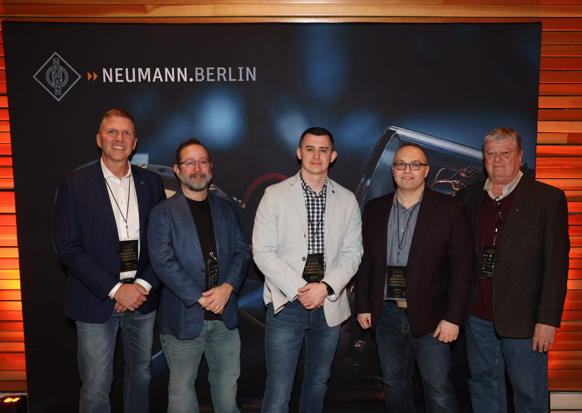 El equipo Neumann/Sennheiser in situ, de izquierda a derecha: Matt Buckner, Tim Moore, Jonathan Ruest, Greg Simon, Thom Salisbury. Foto: Jesse Grant/WireImage 