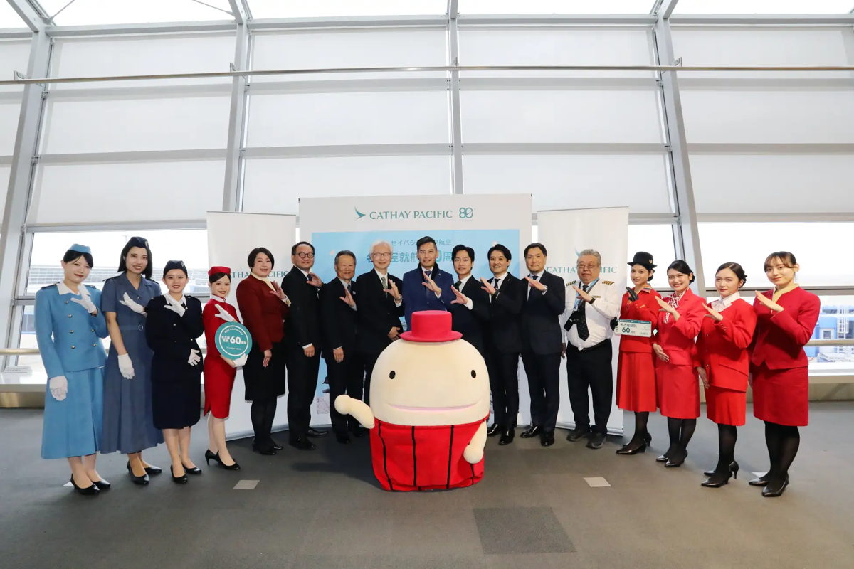 左から6番目より、日本・韓国地区 貨物本部 本部長 渡邉尚昭、中部国際空港支店 常務執行役員 営業推進本部長 永江秀久 、中部国際空港株式会社 代表取締役副社長 櫻井俊樹、北東アジア地区 総支配人 ネルソン・チン、北東アジア地区 旅客営業・ライフスタイル事業部 本部長 ジェイソン・チョイ、北東アジア地区 空港旅客運航部 統括本部長 原田朋彦、中部国際空港支店 支店長 中山達也（敬称略）