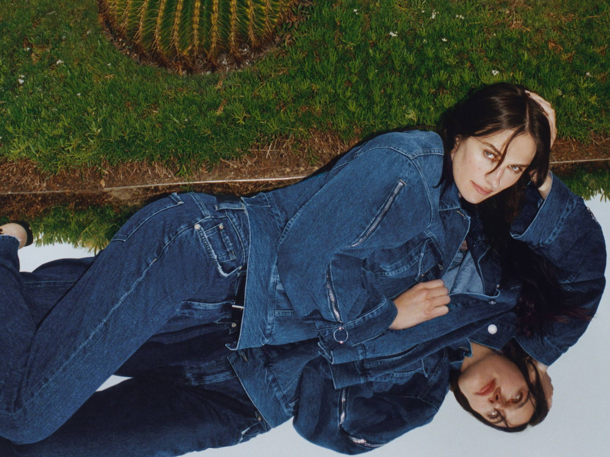 7 FOR ALL MANKIND LANCEERT FW2024 WERELDWIJDE CAMPAGNE MET DEVON LEE CARLSON