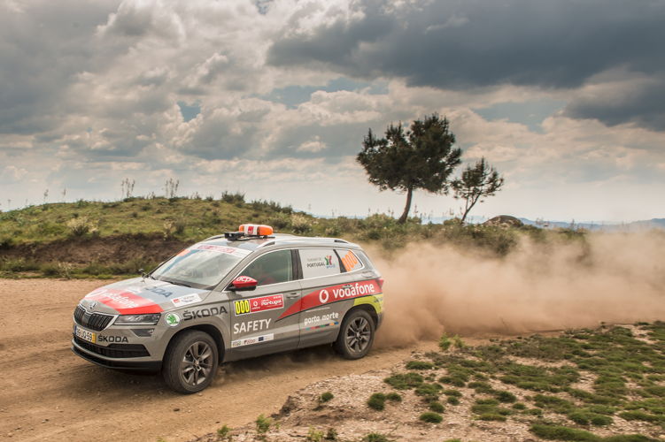 Two ŠKODA KAROQ served as road safety cars for the
rally organisers, driving the same distance of more than
1,580 kilometres in total and nearly 360 kilometres on
gravel stages