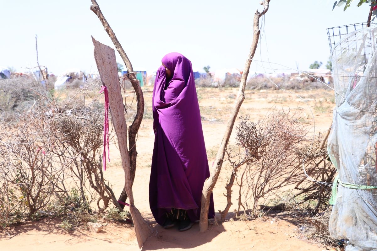 Adolescent meisje in een vluchtelingenkamp in Somaliland (copyright Plan International)