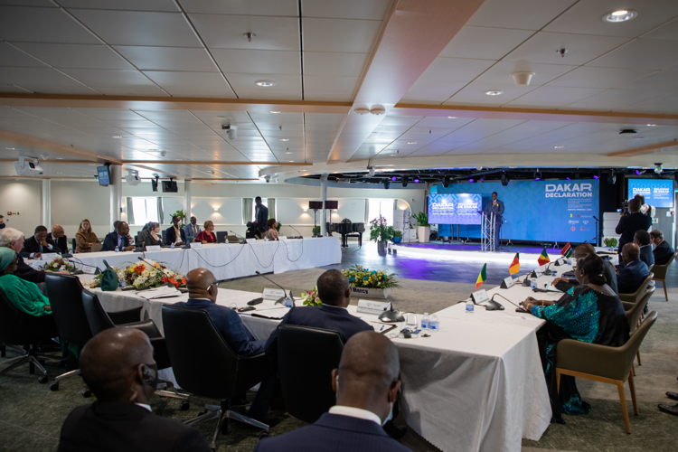 • Senegals president Macky Sall diskuterar Dakardeklarationen på Mercy Ships nyaste sjukhusfartyg, Global Mercy. • Senegals president Macky Sall diskuterar Dakardeklarationen på Mercy Ships nyaste sjukhusfartyg, Global Mercy.