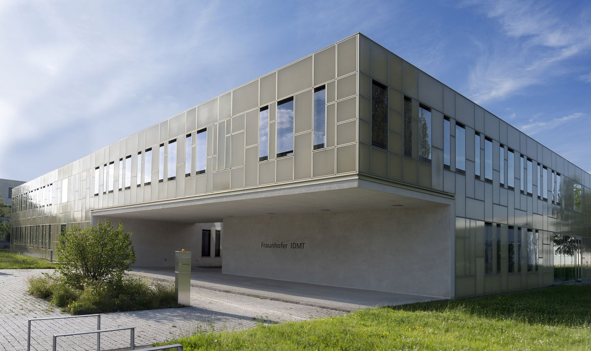 Das Fraunhofer-Institut für Digitale Medientechnologie IDMT in Ilmenau, wo die SpatialSound Wave Technologie entwickelt wurde Das Fraunhofer-Institut für Digitale Medientechnologie IDMT in Ilmenau, wo die SpatialSound Wave Technologie entwickelt wurde
