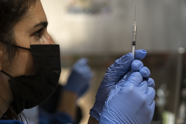 Eerste vaccinatie door het Mobivax-team in een opvangcentrum beheerd door Samusocial in het centrum van Brussel © Albert Masias / AZG 