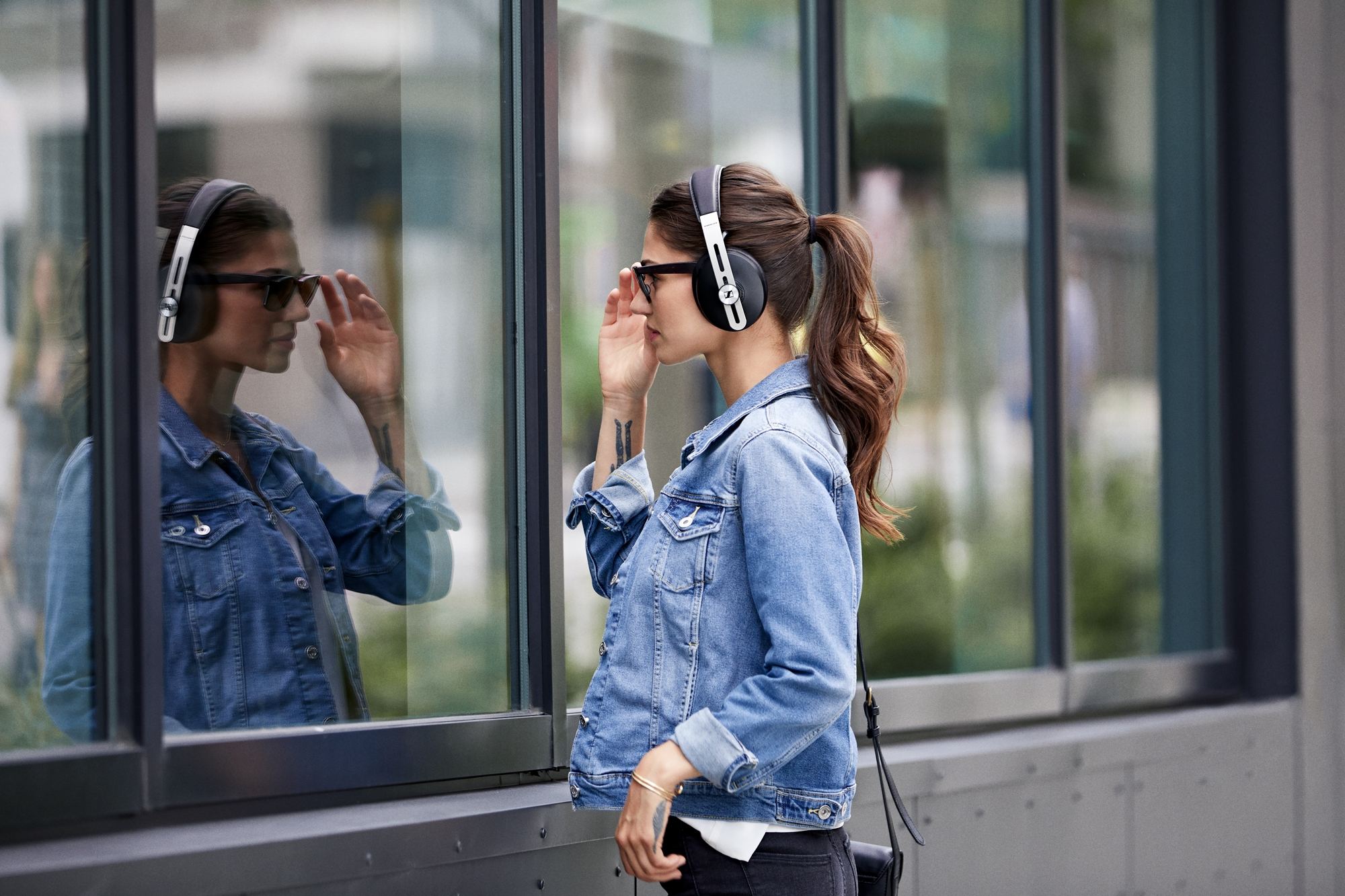 Featuring three ANC modes and a Transparent Hearing function, the new MOMENTUM Wireless headphones are able to adapt to every environment.