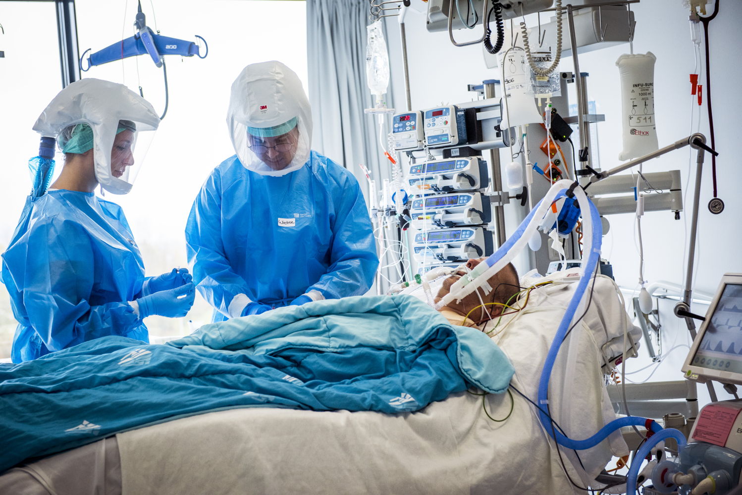 Patiënt op intensieve COVID-afdeling (© UZ Leuven)