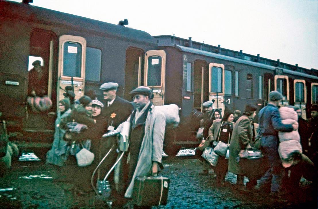 AKG2492378 Jewish families arriving at the Lodz Ghetto.  Photo, 1941. ©akg-images