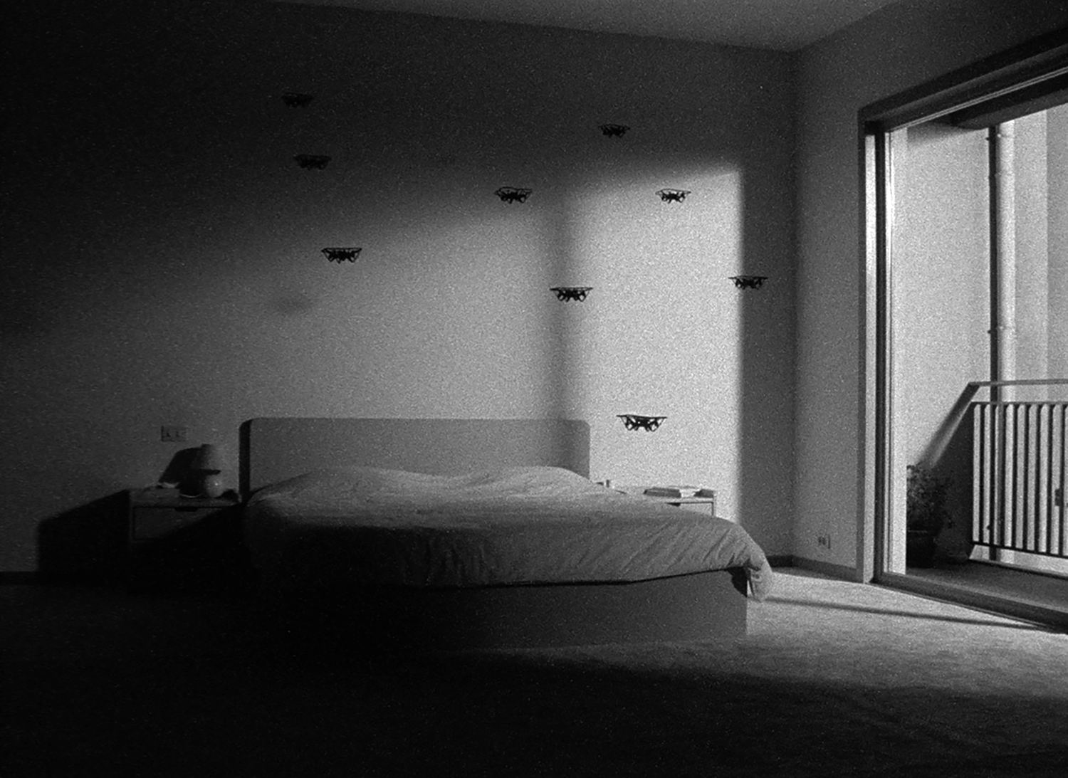 Ruben Bellinkx, Black Sun 2022 16mm film, zwart-wit, 2 channel, geluid, 12’ Courtesy the artist en Geukens & De Vil