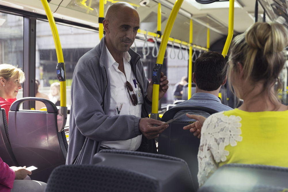 Een controleur van De Lijn checkt de geldigheid van een vervoerbewijs.