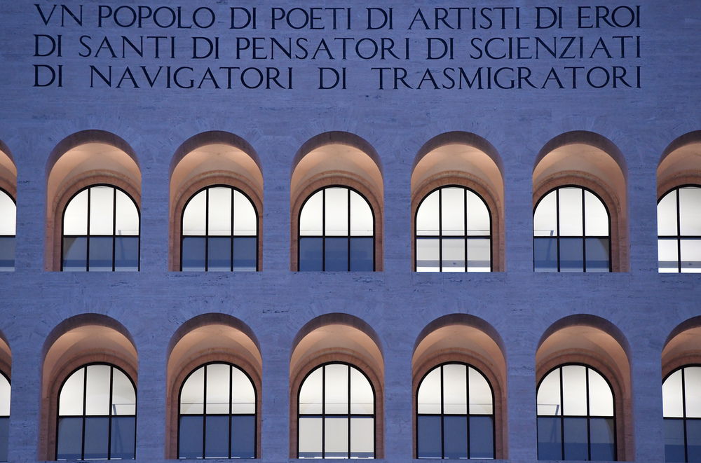 AKG7071415 Détail de la façade du Palais de la Civilisation Italienne (Palazzo della Civiltà Italiana) dans le quartier de l'EUR au sud de Rome (c) Éric Vandeville / akg-images