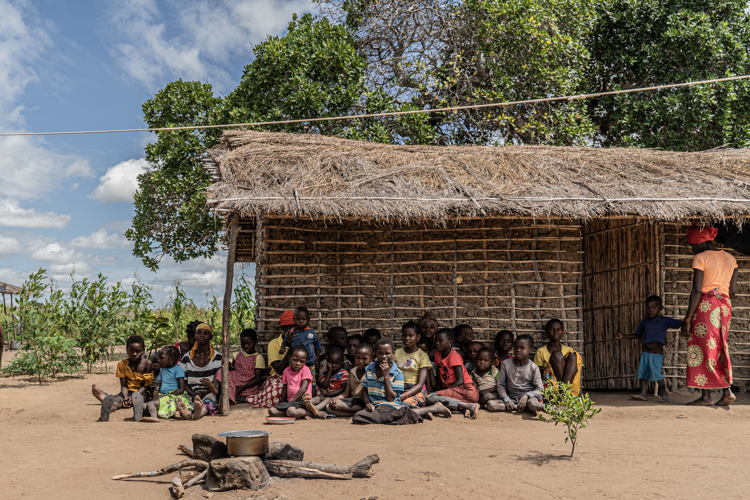 Cabo Delgado: Montepuez
This family who escaped armed attacks in Mucojo are now living on borrowed land outside Montepuez. There are dozens of children some of whose mothers are now in hospital. Food is scarce and their grandmother spoke of the family having to live off of one ladle of rice or maize a day. Photographer: Tadeu Andre Cabo Delgado: Montepuez
This family who escaped armed attacks in Mucojo are now living on borrowed land outside Montepuez. There are dozens of children some of whose mothers are now in hospital. Food is scarce and their grandmother spoke of the family having to live off of one ladle of rice or maize a day. Photographer: Tadeu Andre