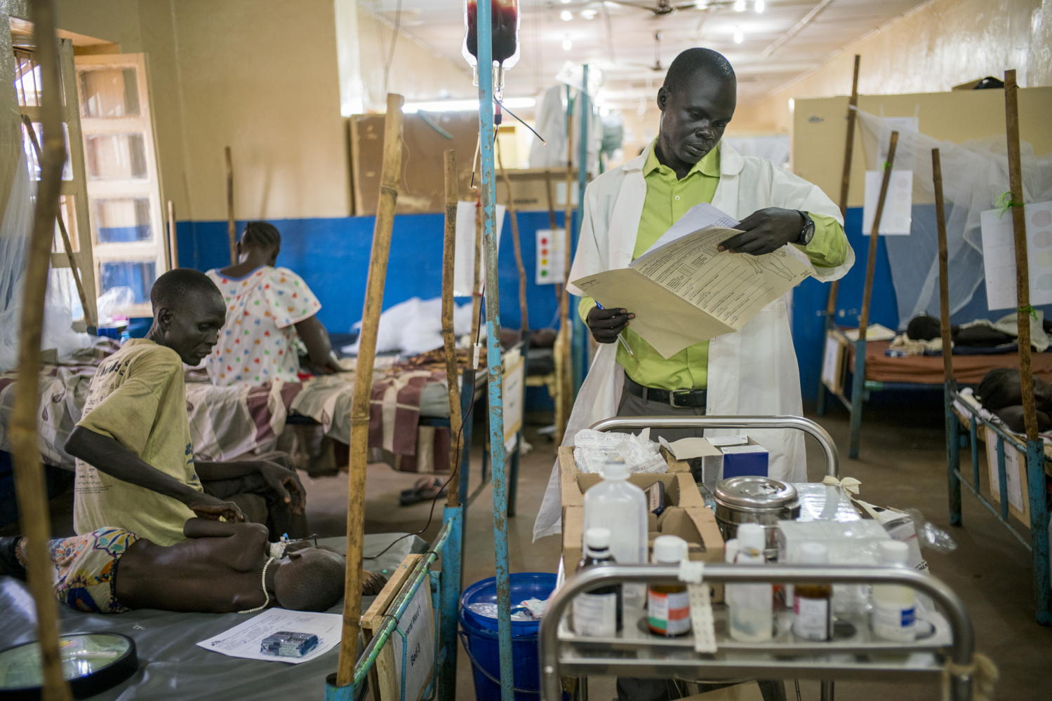 Traitement de la malaria dans un hôpital MSF à  Aweil. Copy: Diana Zeyneb Alhindawi