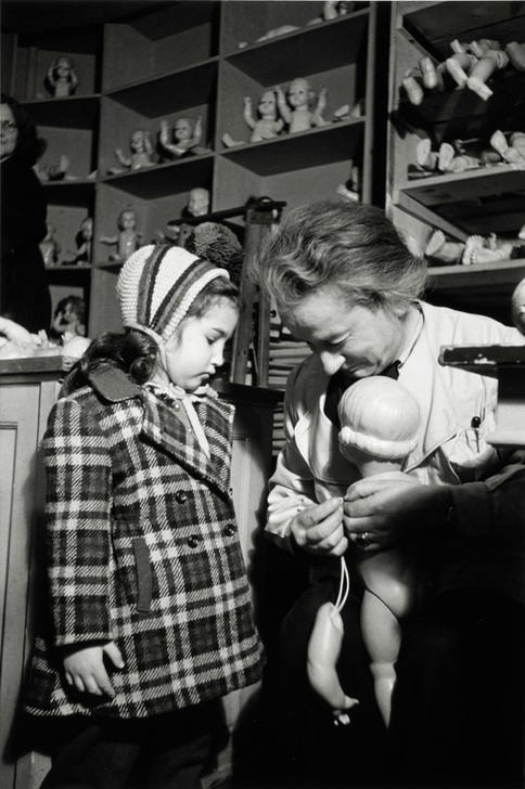 Doll’s hospital in Frankfurt am Main: a little girl (daughter of a US officer) watches as her doll is being repaired (inscribed: “The doll is getting repaired at a Puppenklinik” AKG245472 © akg-images / Tony Vaccaro Doll’s hospital in Frankfurt am Main: a little girl (daughter of a US officer) watches as her doll is being repaired (inscribed: “The doll is getting repaired at a Puppenklinik” AKG245472 © akg-images / Tony Vaccaro
