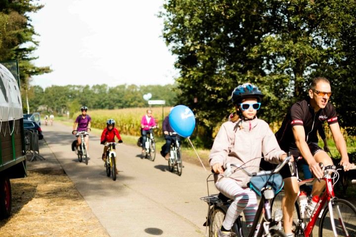 Aan de hand van het fietsknooppuntennetwerk gaan we op zoek naar het brongebied van de Ijse. We fietsen door een deel van het Zoniënwoud en bestrijken zowat het volledige brongebied van de Ijse. Afhankelijk van de afstand draaien we langsheen de parken van Tervuren richting Huldenberg om met zicht op de schitterende Ijse-vallei terug te keren richting Overijse. Je kan kiezen tussen een tocht van 31 km, 41 km of 59 km. Voor wie zich inschrijft, voorzien we een hapje en een drankje onderweg. Platte band of ketting eraf? Speciaal voor deze dag voorzien we een depannagedienst, die jou en je fiets terugbrengt naar het Stationsplein in Overijse.
