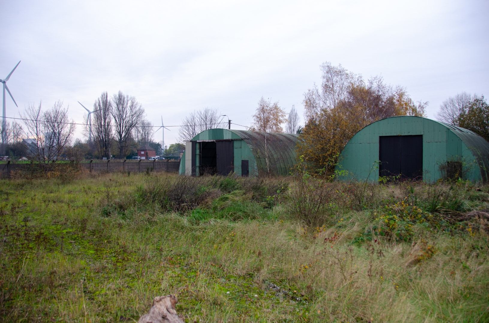 Af te breken koepelloodsen en betonnen afsluiting Af te breken koepelloodsen en betonnen afsluiting