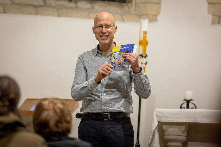 Schepen van cultuur Bert Cornillie stelt trots de 13e Straathistories voor. 