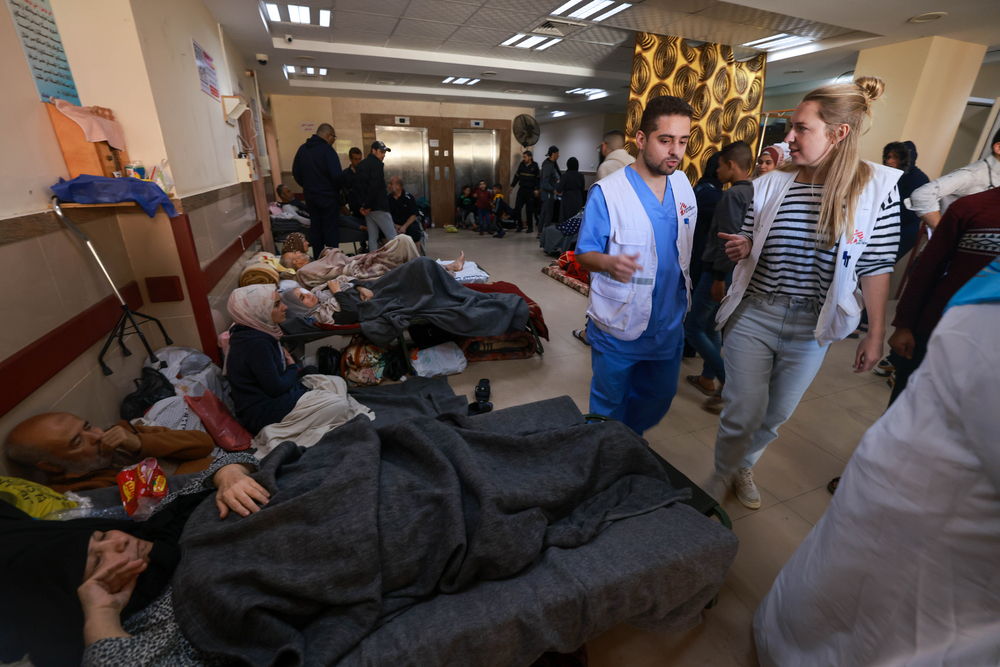 El Dr. Sohaib Safi y la enfermera Katrien Claeys, referente médico de MSF, en el hospital Al Aqsa. Gaza, 29 de noviembre de 2023. © Mohammed Abed. El Dr. Sohaib Safi y la enfermera Katrien Claeys, referente médico de MSF, en el hospital Al Aqsa. Gaza, 29 de noviembre de 2023. © Mohammed Abed.